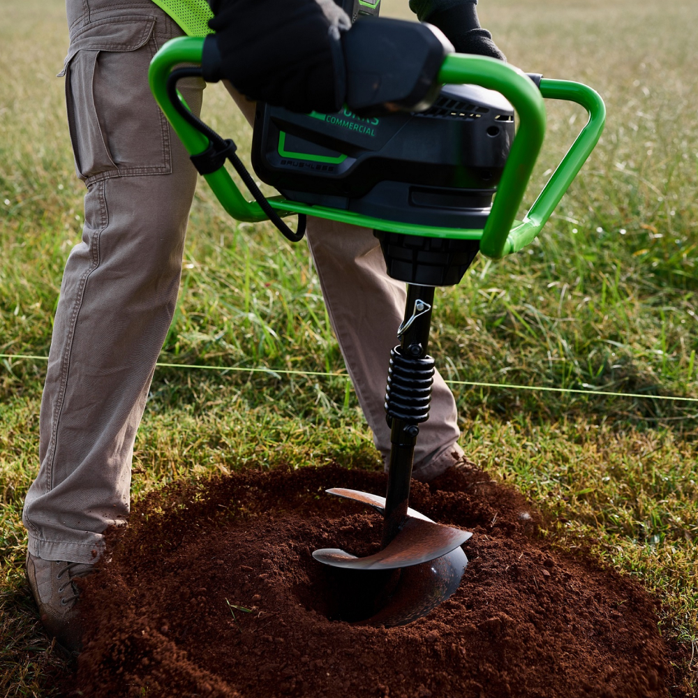 Бур моторизированный аккумуляторный Greenworks GC-AUGER б/щ (без АКБ и З/У) - Землебур обладает неоспоримыми преимуществами перед бензиновыми моделями. Во-первых, это функция реверса – вращение шнека против часовой стрелки. Она незаменима при работе со сложными грунтами, когда необходимо извлечь шнек. В бензиновых устройствах реверс встречается редко и значительно увеличивает их стоимость. Во-вторых, это инновационная защита от отдачи, повышающая безопасность. Она реализована с помощью встроенного акселерометра, тогда как в других землебурах (если она есть) используется рычаг, контактирующий с бедром оператора.