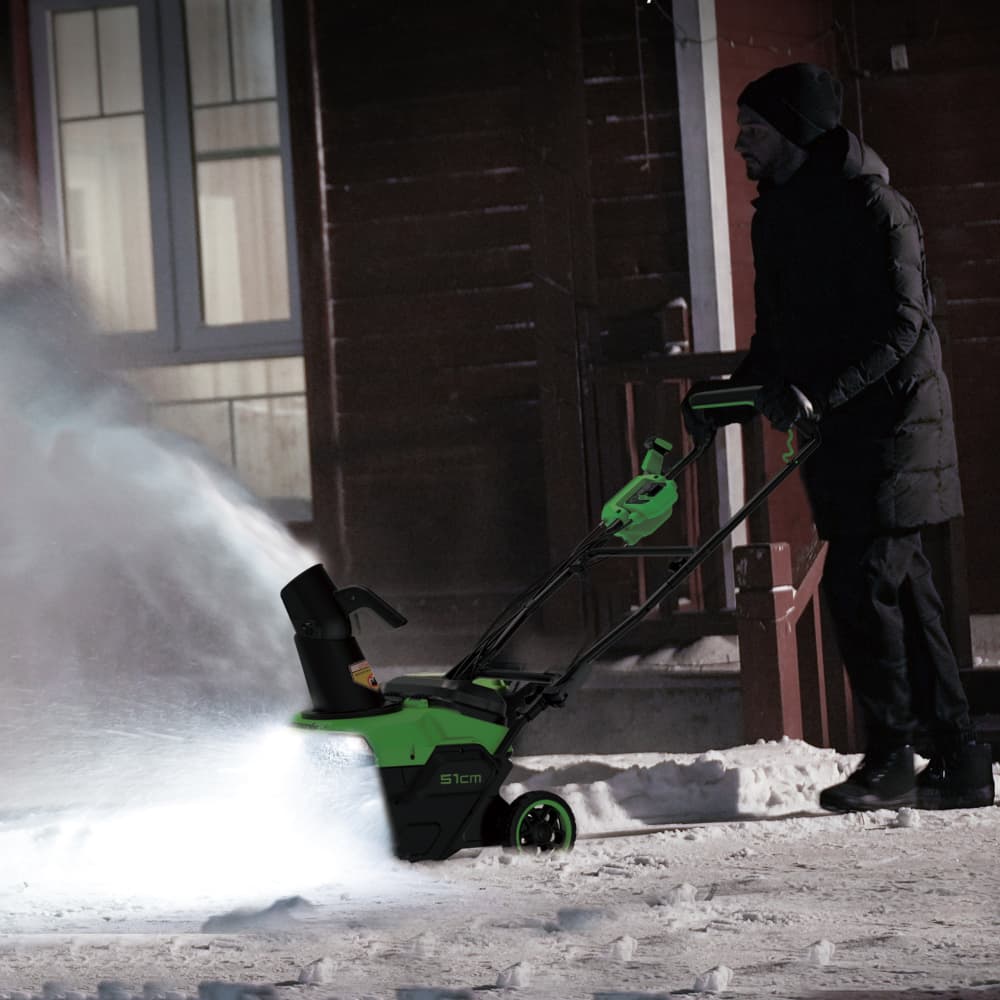Аккумуляторный снегоуборщик Greenworks GD40STX2 51см, б/щ, 40v (без АКБ и З/У) - Снегоуборщик оснащен бесщеточным двигателем Truebrushless™ с внешним ротором. Этот двигатель отличается высоким крутящим моментом, энергоэффективностью и долговечностью. Благодаря возможности установки двух аккумуляторов с автоматическим переключением, рабочая зона удваивается за один цикл. Ширина захвата в 51 см идеально подходит для расчистки садовых дорожек.