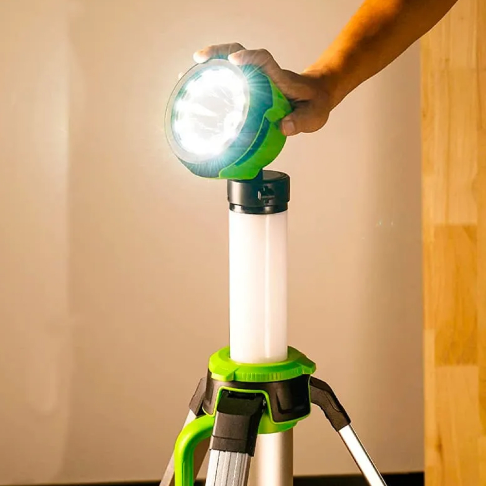 Аккумуляторная осветительная LED-vачта Greenworks G24WLS 2-1, 24v (без АКБ и З/У) - Мачта выполнена из алюминиевого сплава и имеет прочную складную конструкцию. Она легко транспортируется и быстро собирается. В рабочем положении её высота составляет 112 см, а в сложенном — 82 см. Широкое основание с триподом обеспечивает высокую устойчивость. Опоры надёжно фиксируются на поверхности, защищая от опрокидывания даже при сильном ветре.