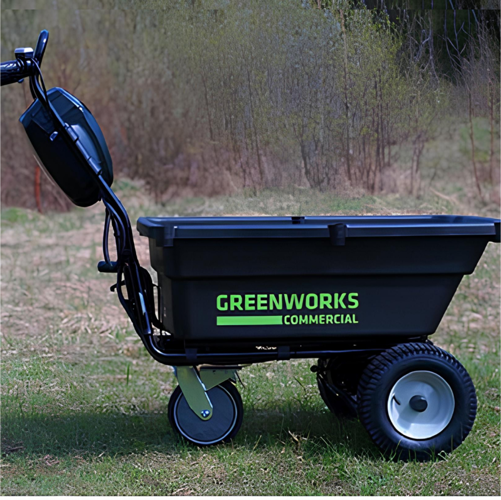 Аккумуляторная садовая самоходная тележка Greenworks 82GC 106 л, б/щ (без АКБ и З/У) - Тележка обладает грузоподъемностью до 100 кг и вместительным ковшом объемом 106 литров. Специальные крепления позволяют устанавливать надставные борта или фиксировать груз ремнями для безопасной транспортировки. Три скорости движения (2 вперед и 1 назад) с максимальной скоростью 4,2 км/ч вперед и 2,4 км/ч назад обеспечивают маневренность в различных рабочих условиях.