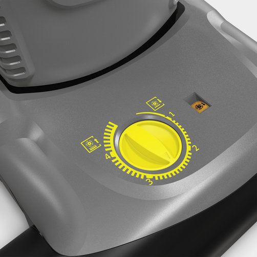 Профессиональный щеточный пылесос сухой уборки Karcher CV 38/2 - <h3>Индикаторная лампочка</h3>
Световой сигнал информирует пользователя о том, что для улучшения результата чистки следует изменить высоту установки щетки.