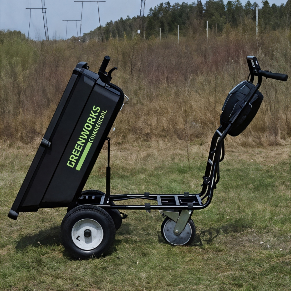 Аккумуляторная садовая самоходная тележка Greenworks 82GC 106 л, б/щ (без АКБ и З/У) - Тележка обладает грузоподъемностью до 100 кг и вместительным ковшом объемом 106 литров. Специальные крепления позволяют устанавливать надставные борта или фиксировать груз ремнями для безопасной транспортировки. Три скорости движения (2 вперед и 1 назад) с максимальной скоростью 4,2 км/ч вперед и 2,4 км/ч назад обеспечивают маневренность в различных рабочих условиях.