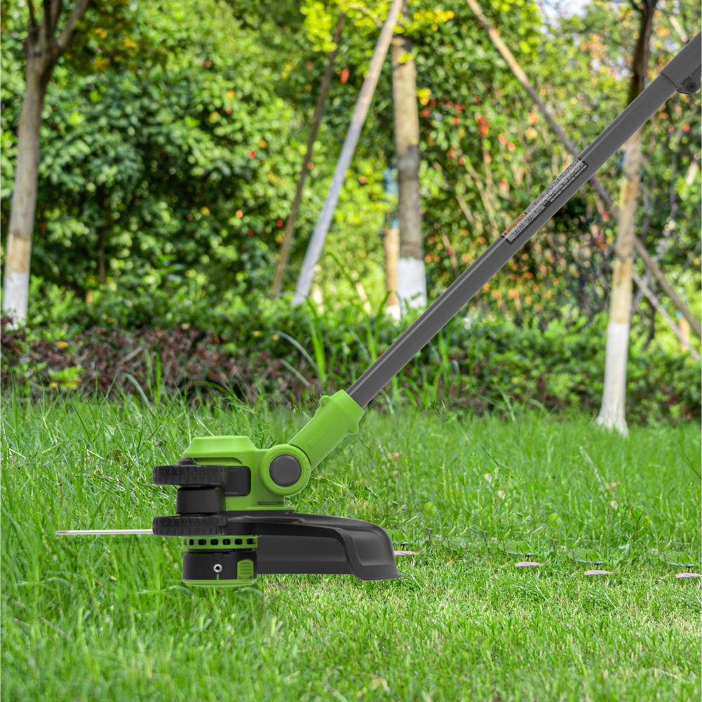 Аккумуляторный триммер Greenworks G24LT301, 30см, 24v (без АКБ и З/У) - Триммер Greenworks обеспечивает ширину скашивания 30 см с леской 1,65 мм или 25 см с ножами. Оснащен автоматической подачей лески с односторонним выходом. В режиме подрезки кромок режущая часть поворачивается вертикально, а защитные колеса предотвращают касание земли. Идеален для ровной стрижки газона и аккуратной обработки краев.